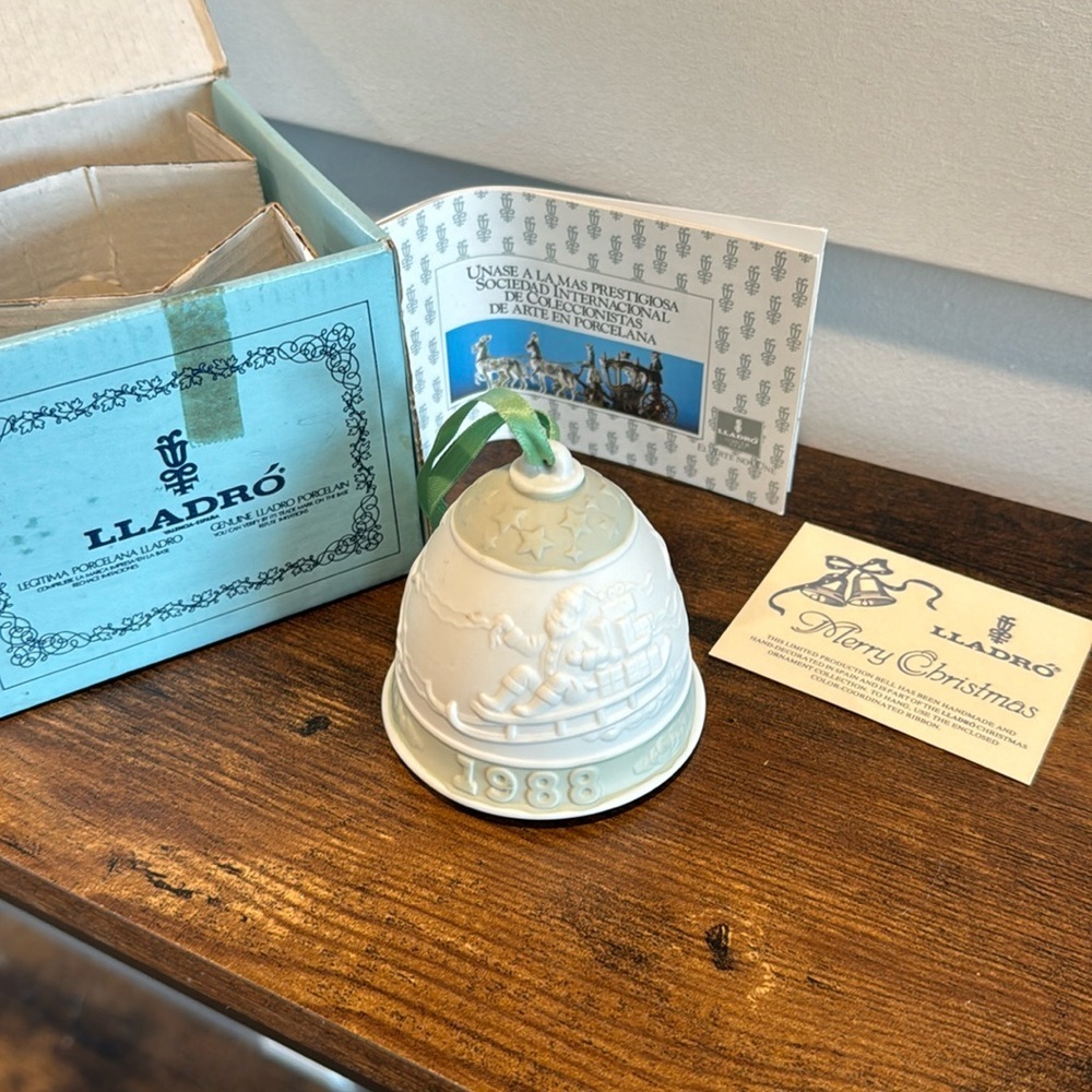 Lladro 1988 Campanita Navidad Porcilean Bell Ornament Green/White